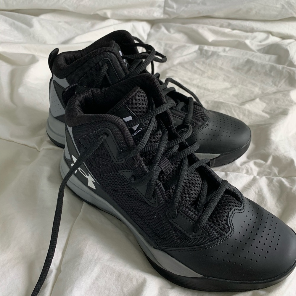 Under Armor youth basketball shoes! Barely worn